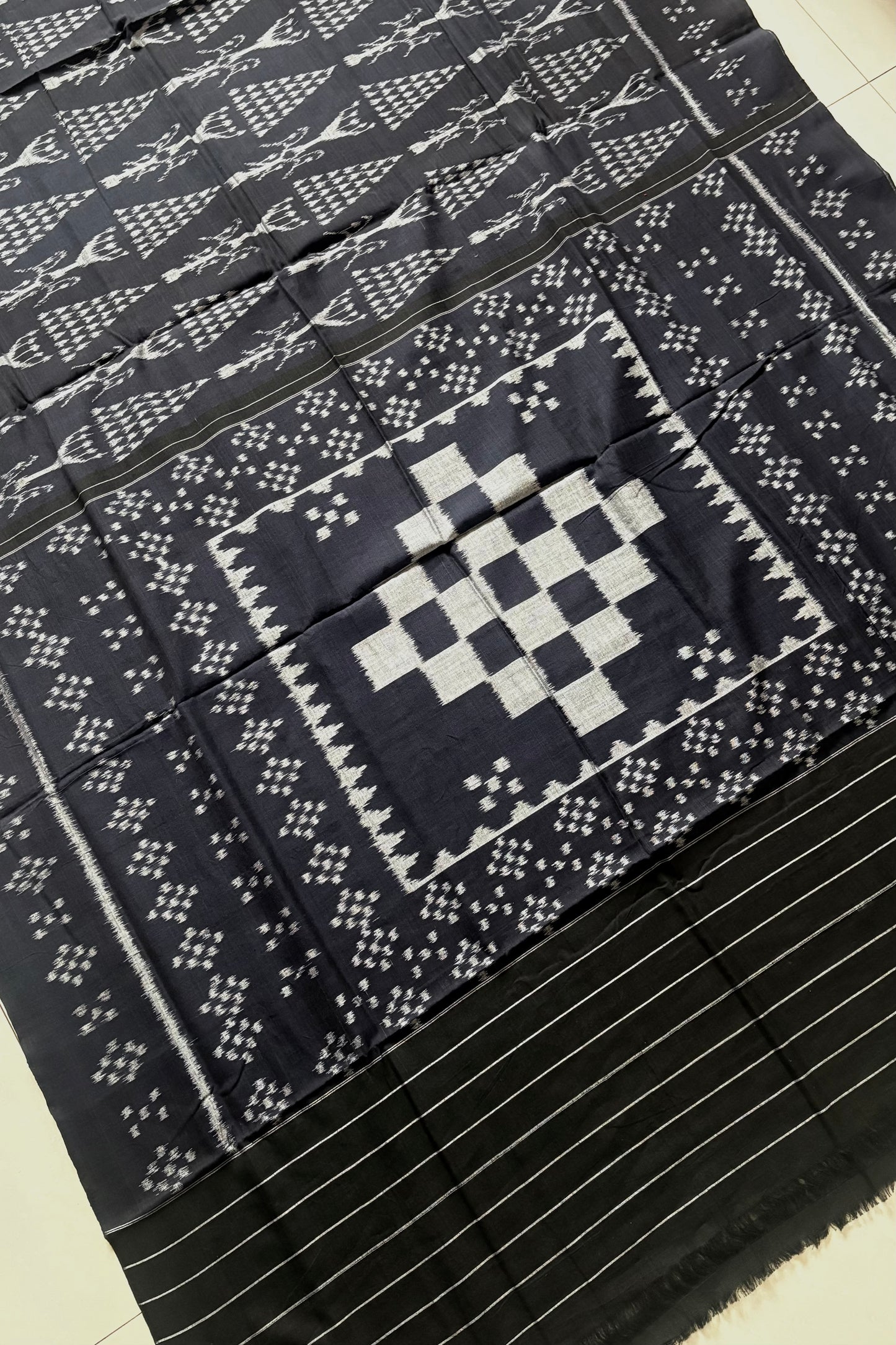 Exclusive Bandha Body Ikkat Cotton Saree - Black