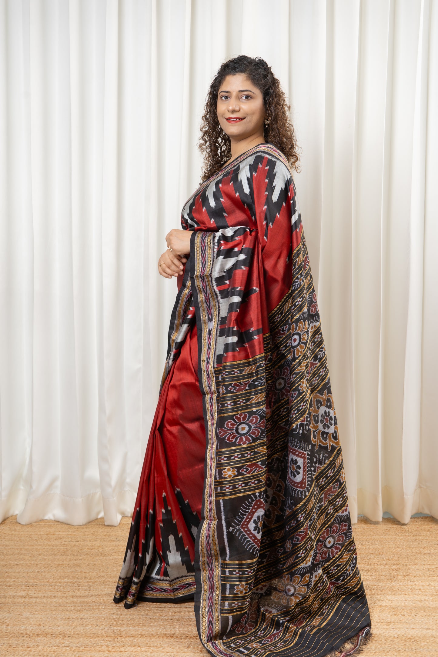 Phoda Kumbha Khandua Ikkat Silk Saree - Red Black