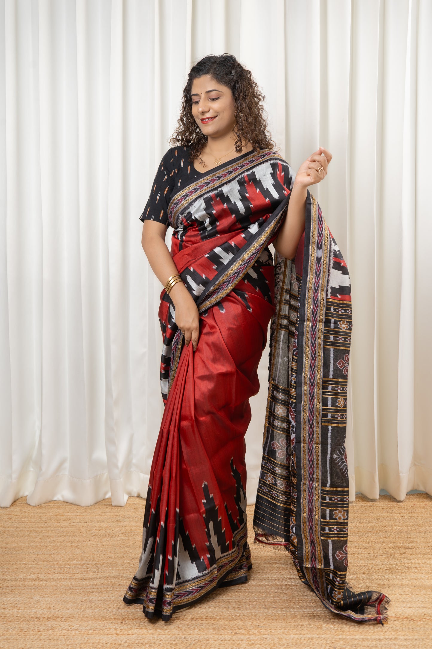 Phoda Kumbha Khandua Ikkat Silk Saree - Red Black