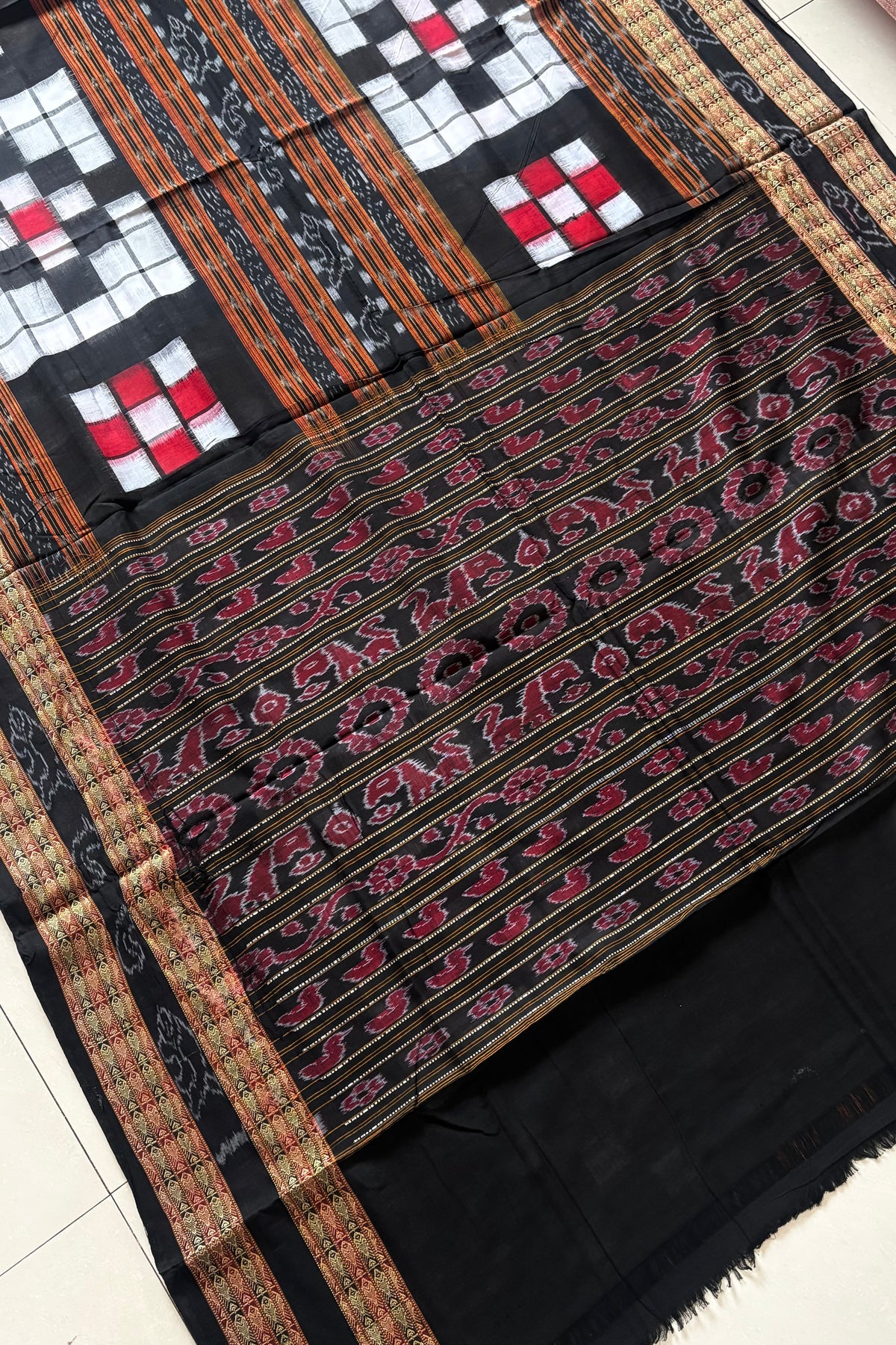 Sambalpuri Bichitrapuri Pure Cotton Saree: Black & White