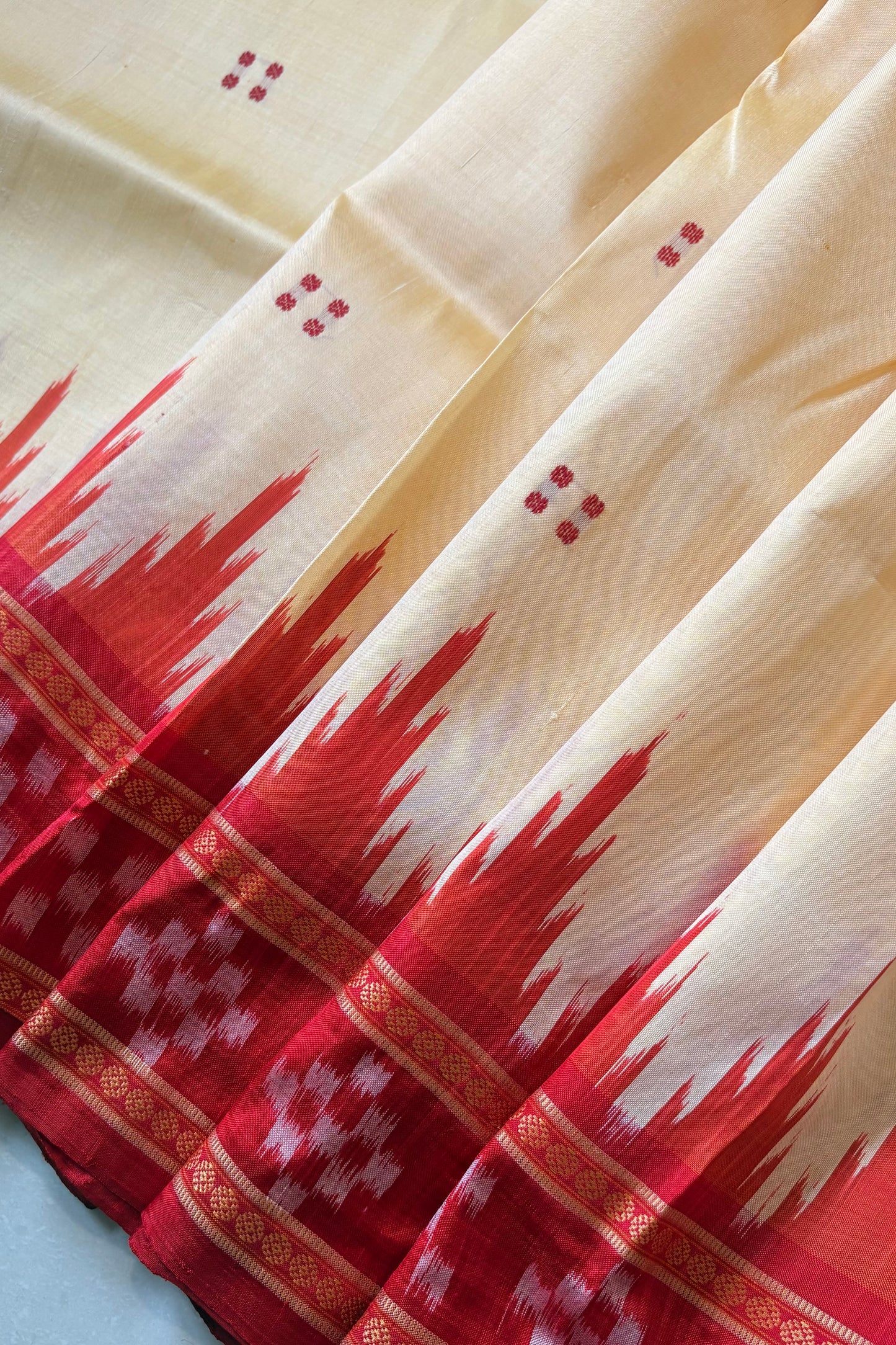 Pasapali Border Khandua Ikkat Silk Saree - Butter Cream