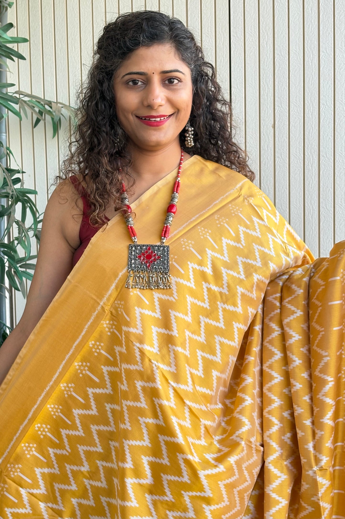 Handwoven Pochampally Ikkat Pure Silk Saree- Shot Pale Gold