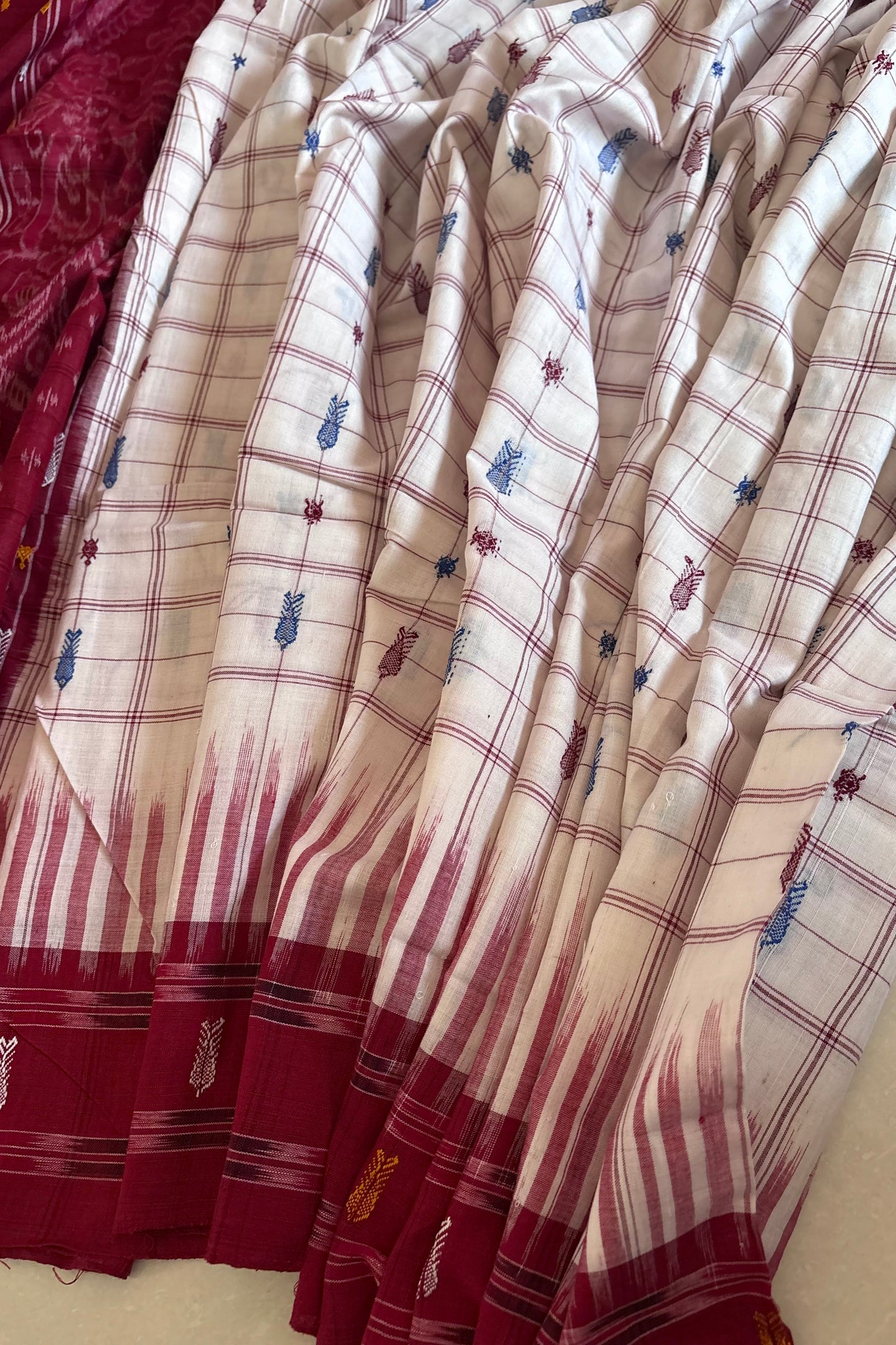 Exclusive Odisha Ikkat Hazaar Buti Cotton Saree- White Maroon