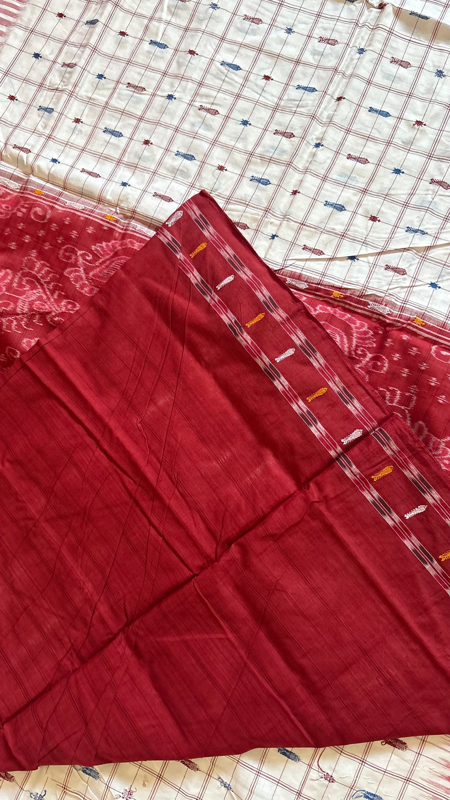 Exclusive Odisha Ikkat Hazaar Buti Cotton Saree- White Maroon