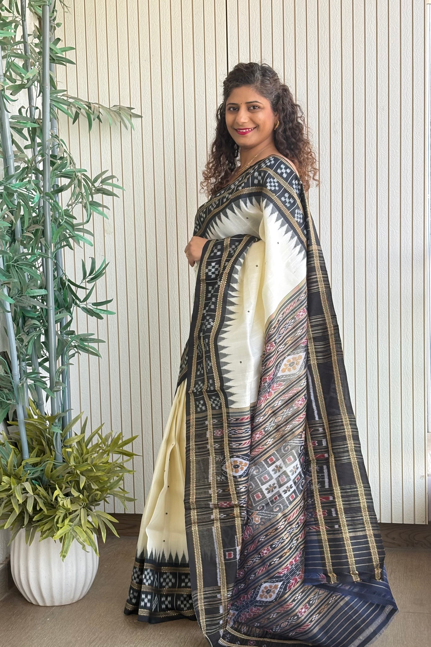 Pasapali Border Odisha Ikkat Pure Silk Saree-Off White