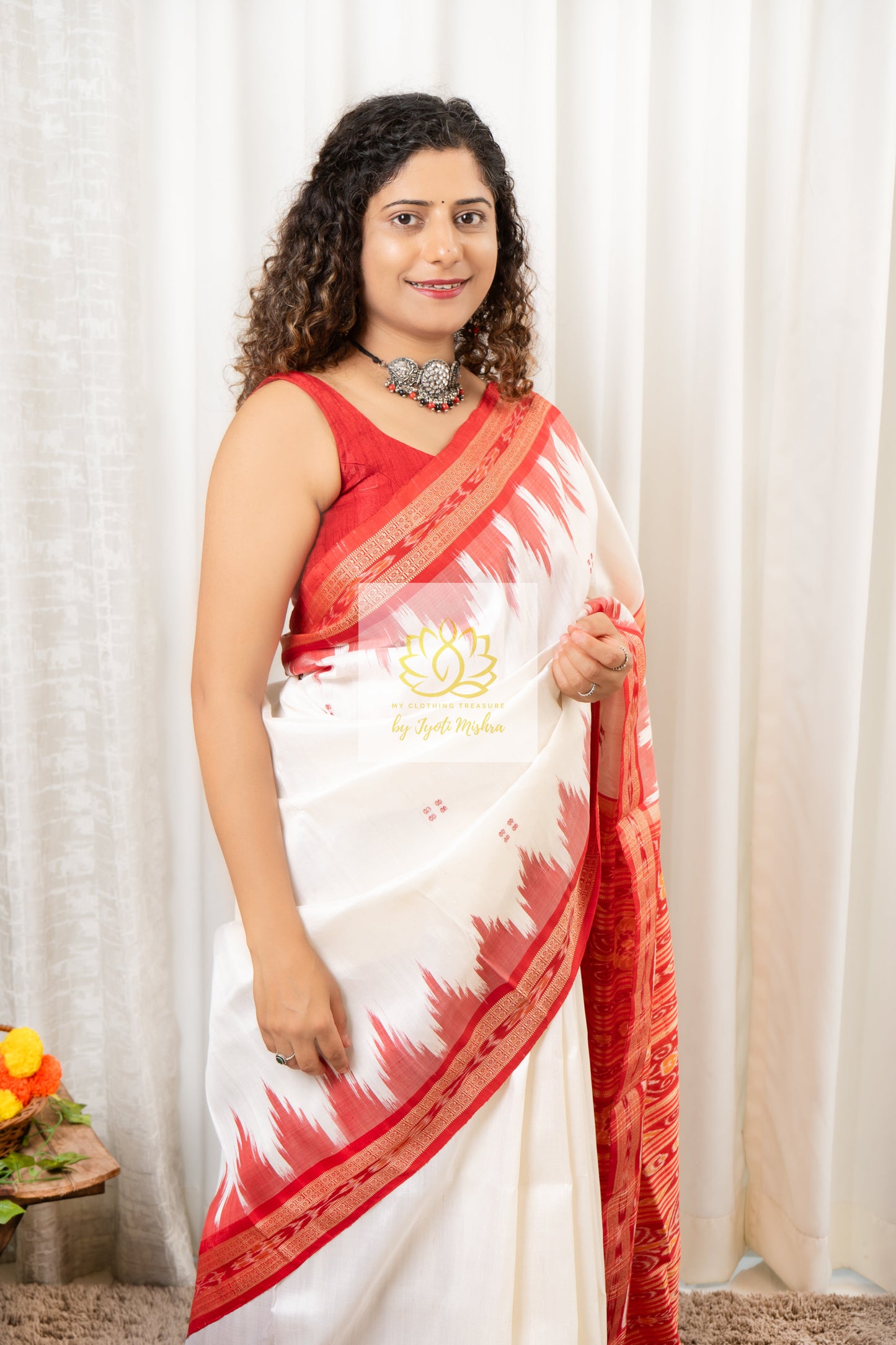 Bandha Border Khandua Ikkat Silk Saree - Off White Red Saree