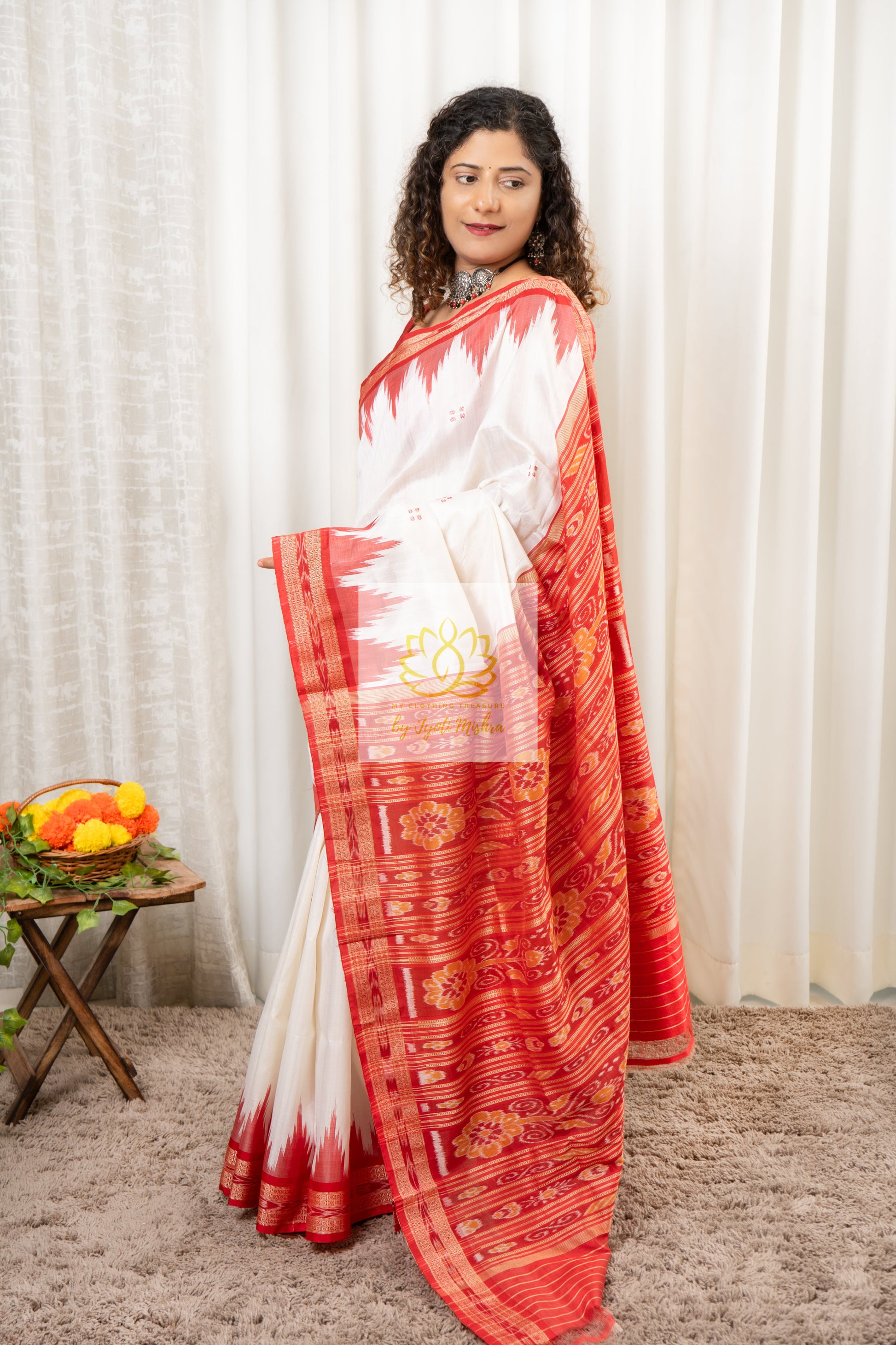 Bandha Border Khandua Ikkat Silk Saree - Off White Red Saree