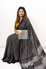 Load image into Gallery viewer, Black Patteda Anchu Cotton Saree With Border
