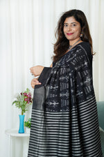 Load image into Gallery viewer, Exclusive Bandha Body Ikkat Cotton Saree - Black
